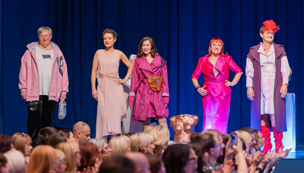 FOTO: Roza oktober in moška moda v Mariboru. Na pisti zasijale ženske, ki so prebolele raka