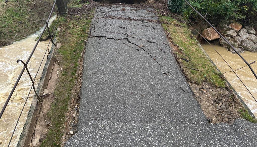 Obilne padavine povzročile plazove, poplave in prekinjene povezave