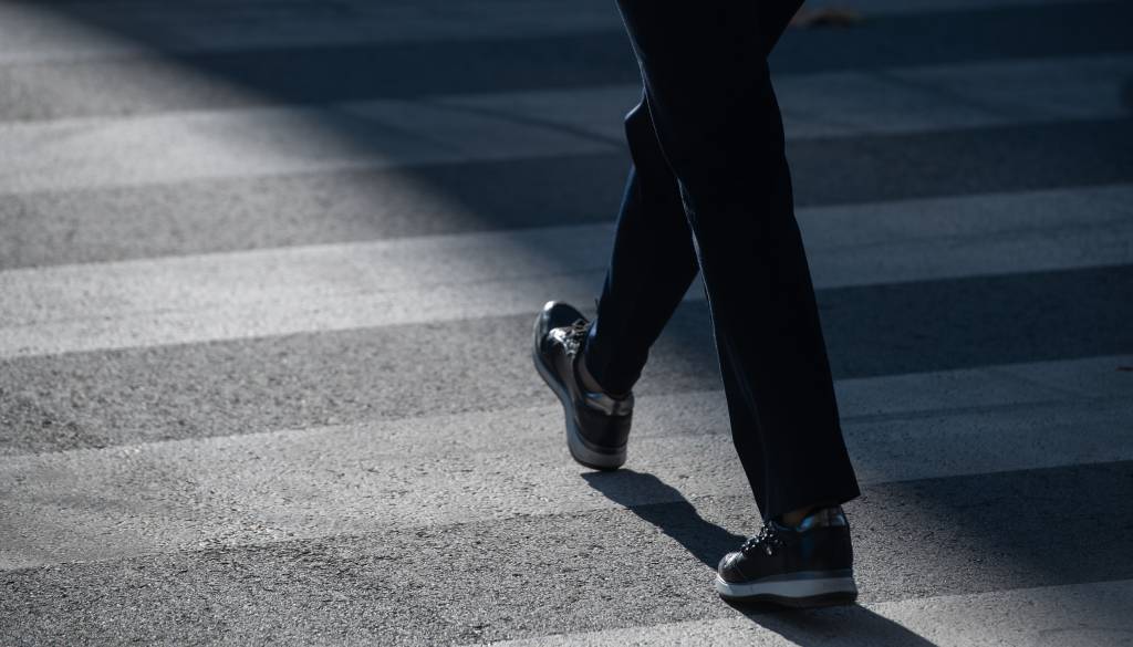 Na Štajerskem dve nesreči s hudimi poškodbami: Voznik na prehodu trčil v pešca, drugi zapeljal na nasprotni pas