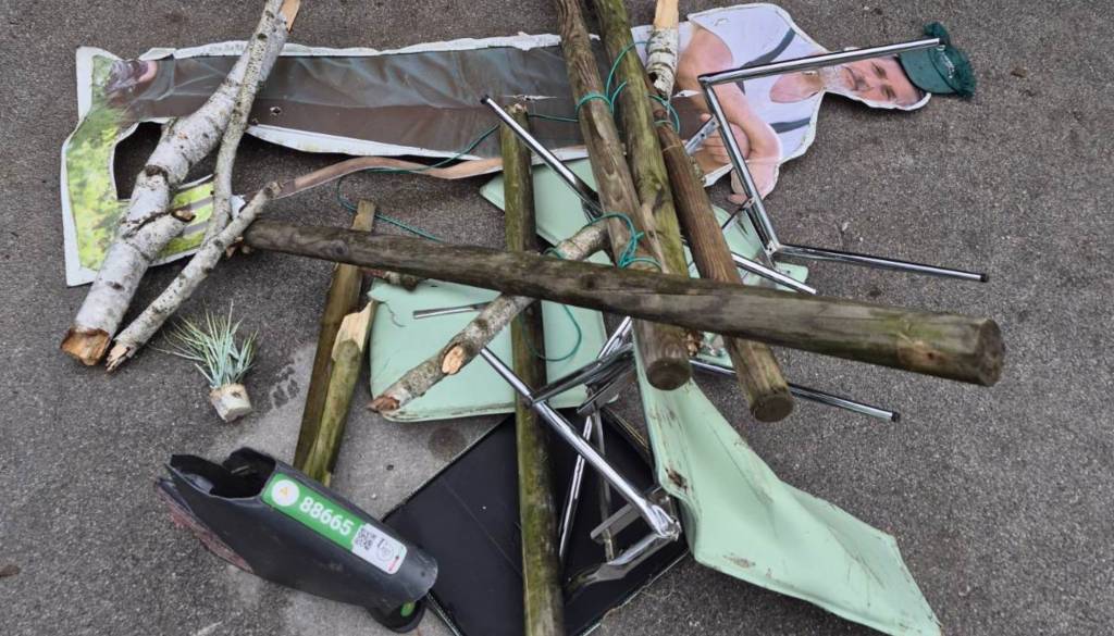 Saj ni res, pa je! Neznanec na tire nastavil kolo, mizo, stol in vrtno garnituro