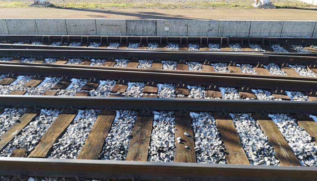 Vandalizem na progi ohromil železniški promet, uvedeni nadomestni avtobusi