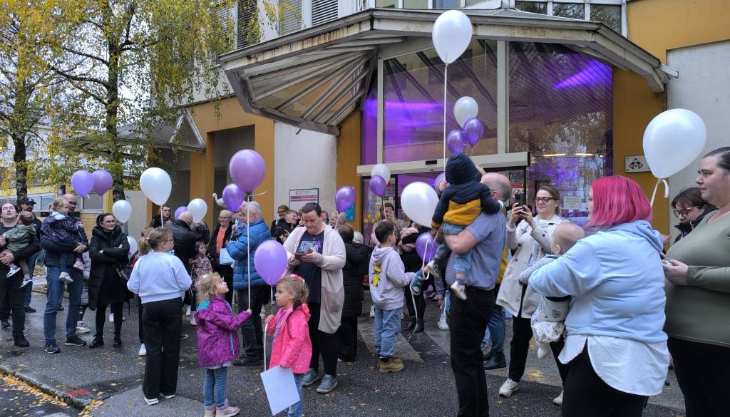 FOTO in VIDEO: Ganljiv prizor pred UKC Maribor, baloni v nebo za nedonošenčke
