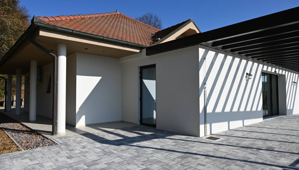 V Miklavžu pri Ormožu zaključili prenovo mrliške vežice, zgradili tudi nov žarni zid