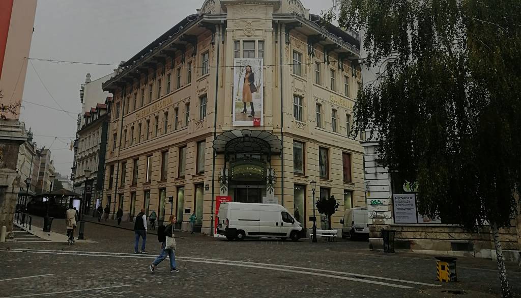 Miklošičeva vse bolj obremenjena s turističnimi skupinami, občina pojasnjuje ukrepe