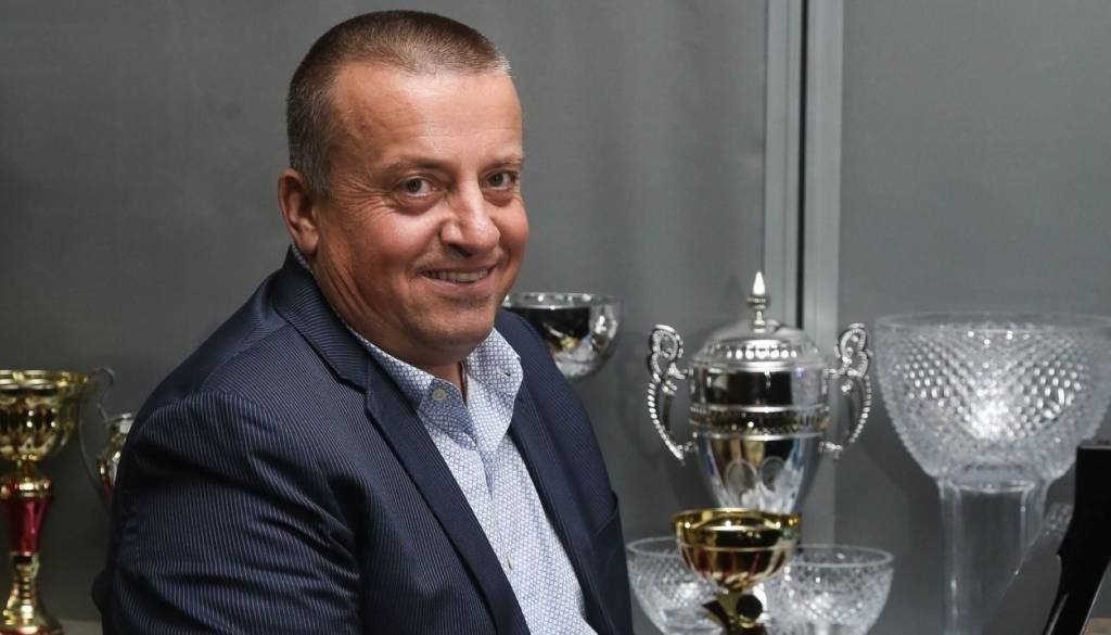 Goljufi uporabljajo lažen profil Joca Pečečnika za mamljive naložbe