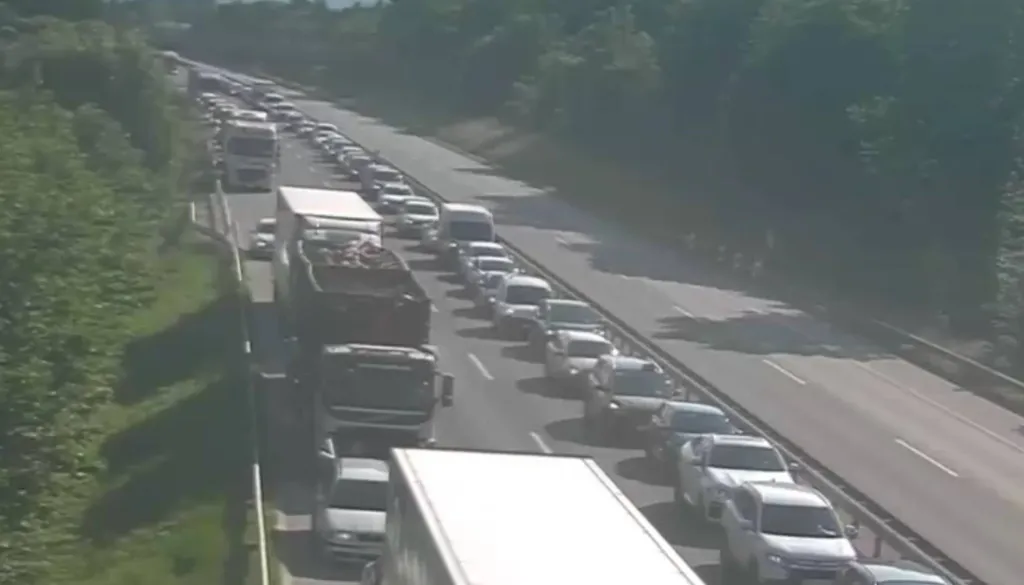 Vozniki, pozor! Štajerska avtocesta v predoru Podmilj proti Mariboru zaprta 