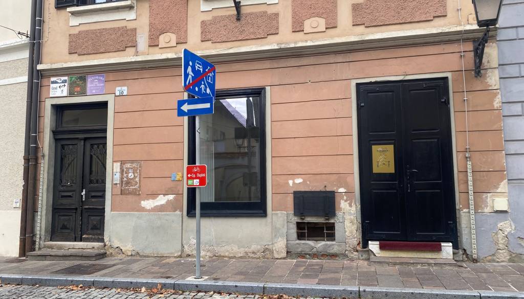 Mestna občina Ptuj v najem oddaja garažo in poslovni prostor. Kje?
