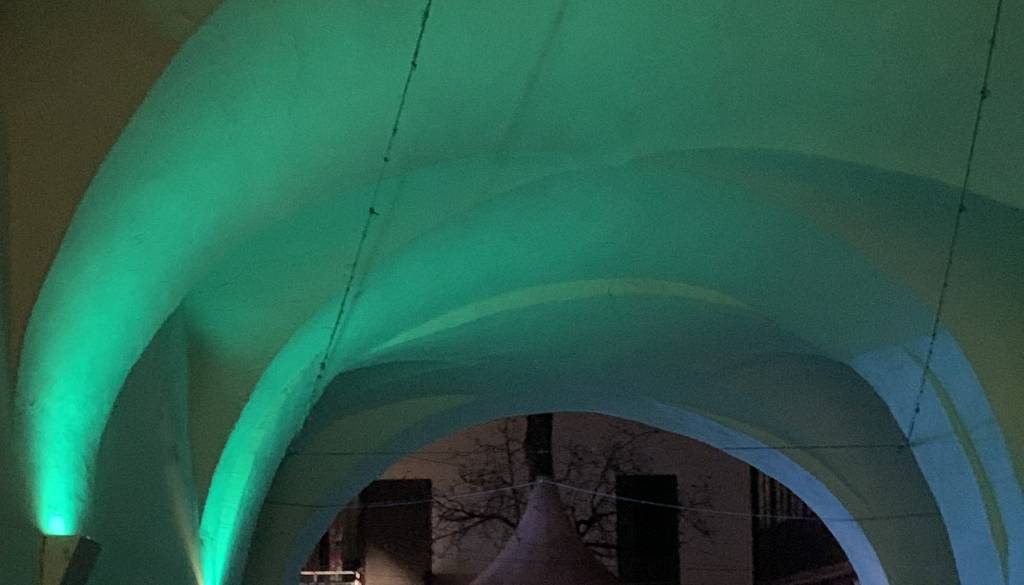 FOTO: Zakaj se je Vetrinjski dvor obarval turkizno?