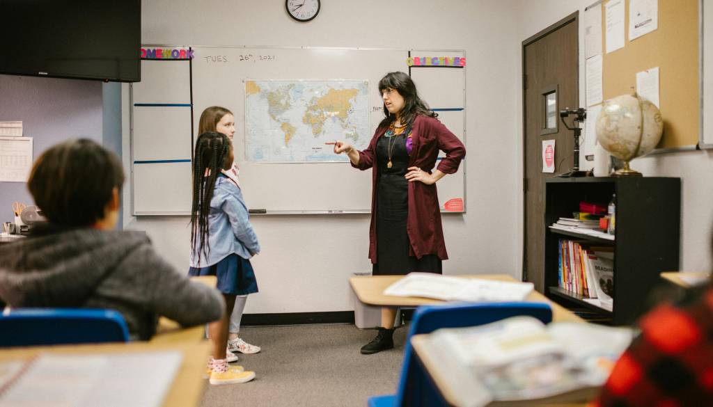 Stiska starša zaradi ljubljanske šole: »Favoriziranje, razvajeni otroci in prepolni razredi!«