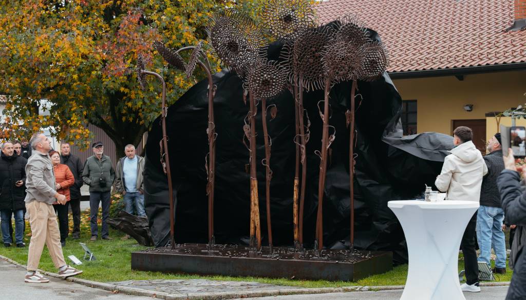 Pri Paldaufovih iz Vučje vasi poslej poleg znamke BeEko tudi Jurakovo »Sončnično polje«