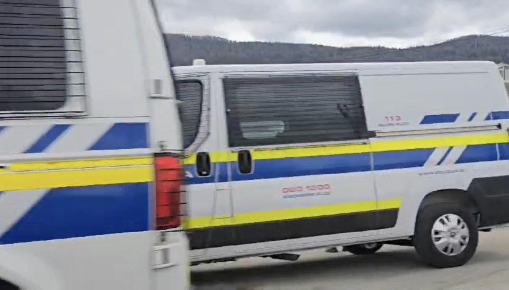 FOTO in VIDEO: Množica policistov v romskem naselju na Trati v Kočevju, kaj se je dogajalo?