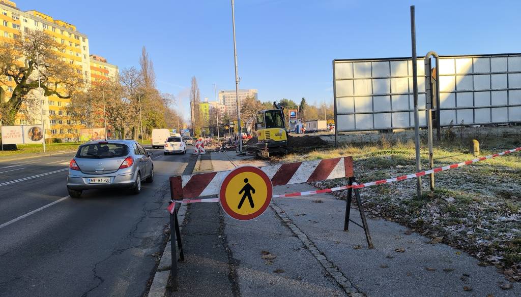 FOTO: Na Titovi cesti pri Hoferju gradijo novo avtobusno postajališče. Bo to Tezenčanom olajšalo dostop do UKC Maribor?