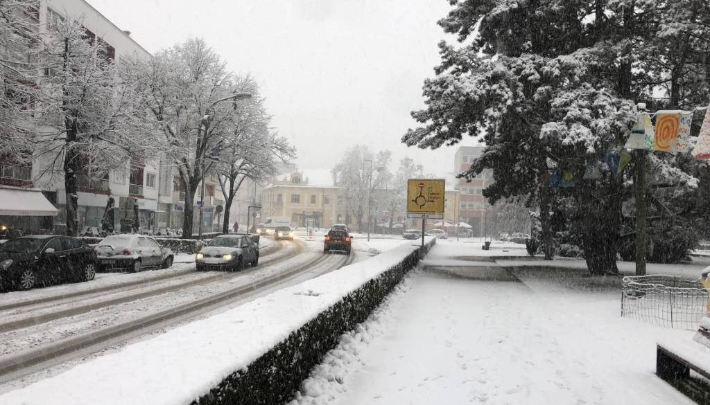 Močna poslabšanja vremena, v petek možna prava zimska epizoda