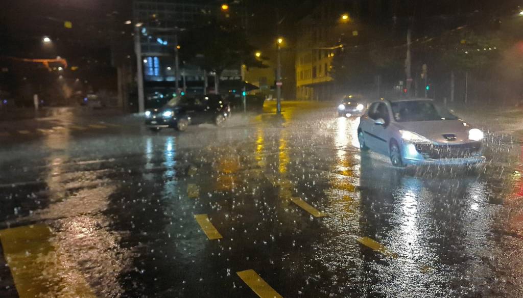 Zvečer dež, ponoči nevihte: vremenska fronta že na poti!