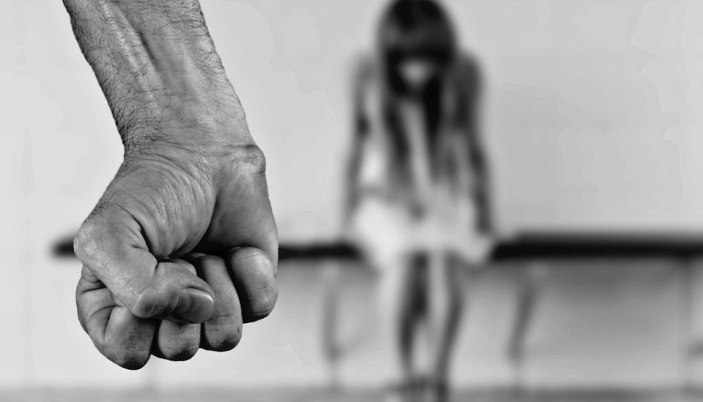 Žalostno: Nasilje v dveh slovenskih domovih, partnerka potrebovala zdravniško pomoč