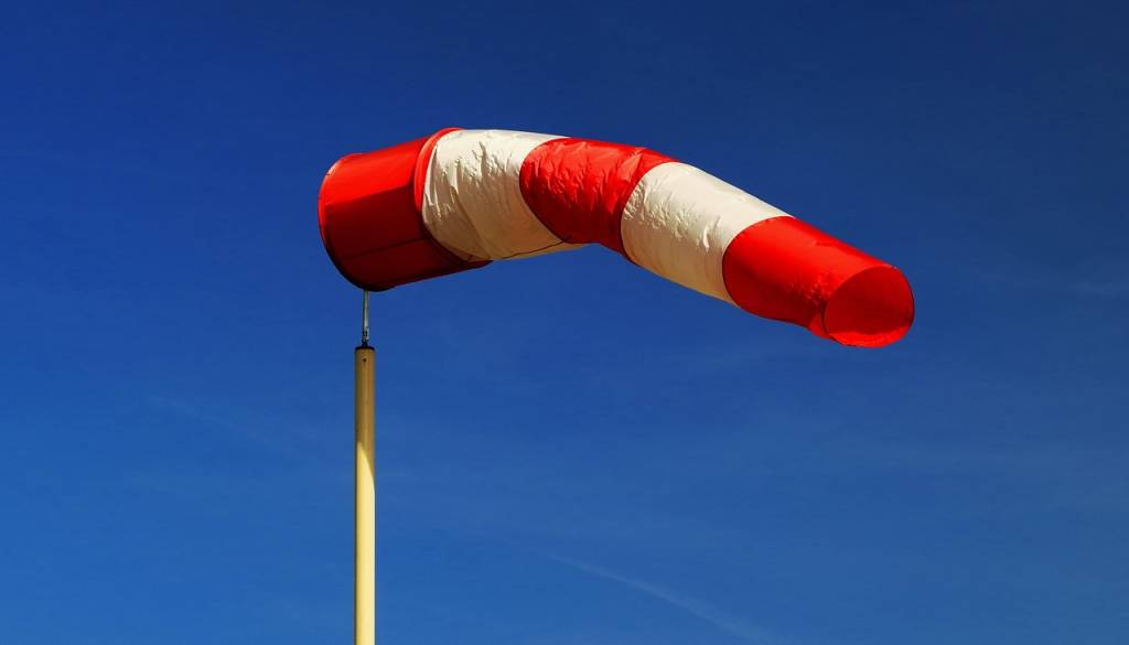 Oranžno opozorilo tudi za naše kraje: prihaja močan veter, kje in kdaj bo najhuje?