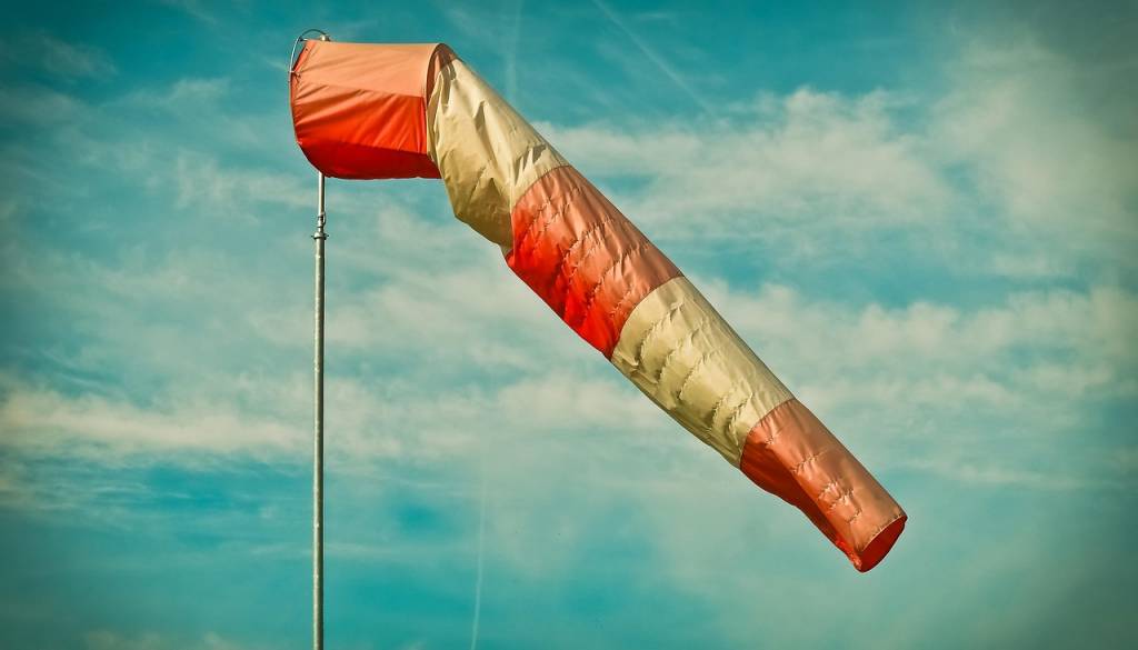 Oranžno opozorilo! V naše kraje prihaja močan veter, kdaj bo najhuje?