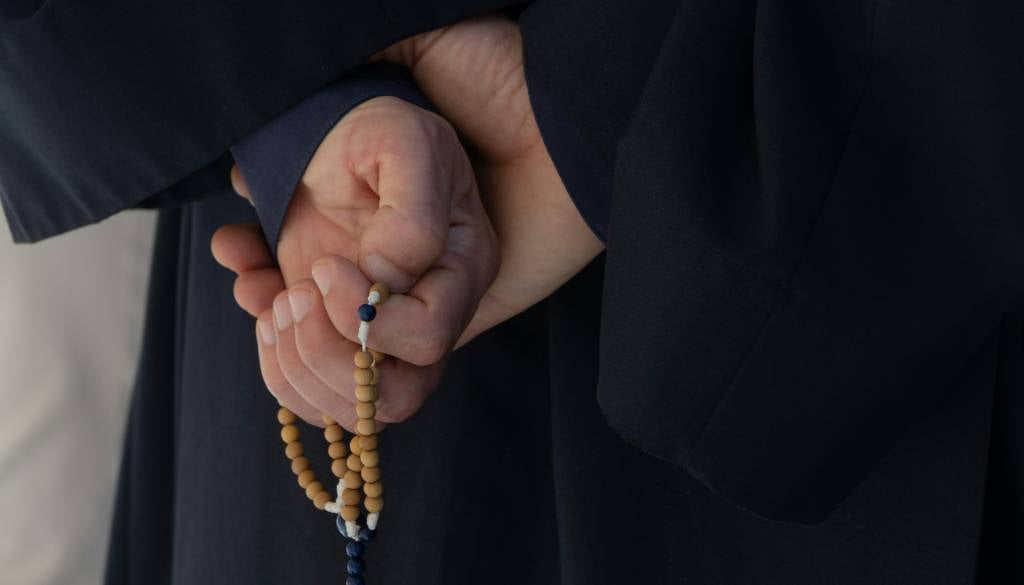 Duhovnik zaradi pedofilije obsojen na skoraj štiri leta zapora