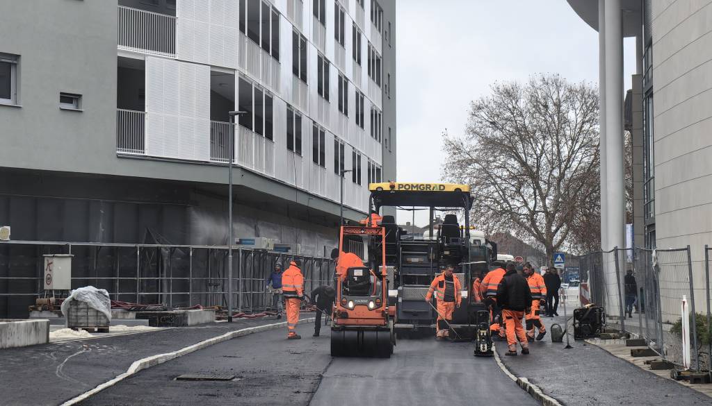 FOTO: Asfaltiranje Zvezne ulice v polnem teku
