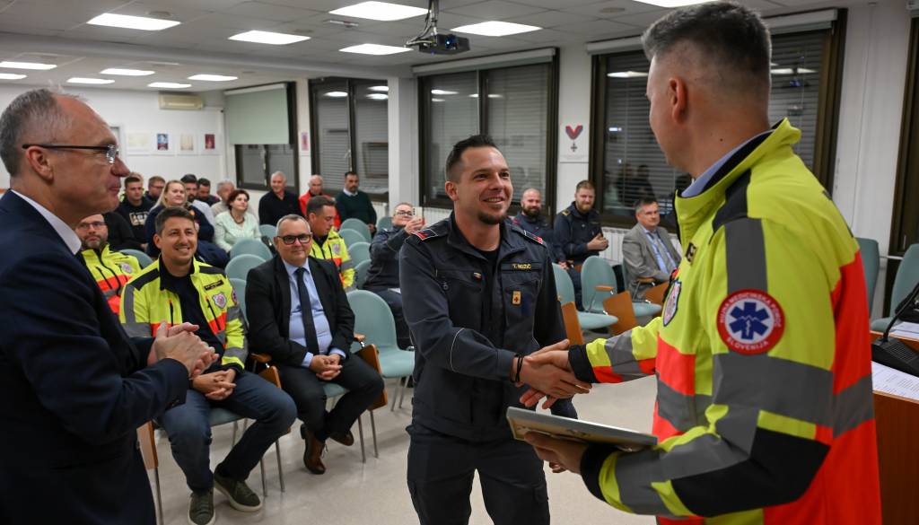 FOTO: Gasilci – prvi posredovalci med tragedijami in zgodbami rešenih življenj