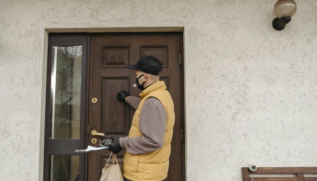 Previdno na Brodu: Moški prodaja drago posodo in sprašuje po zlatu