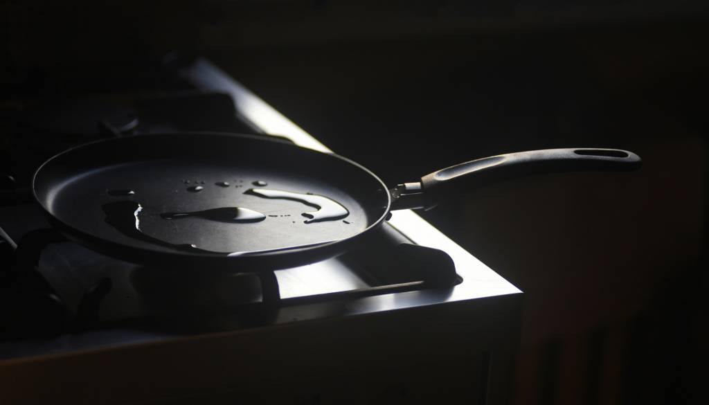 Ste kupili to ponev? Arzen lahko prehaja v hrano