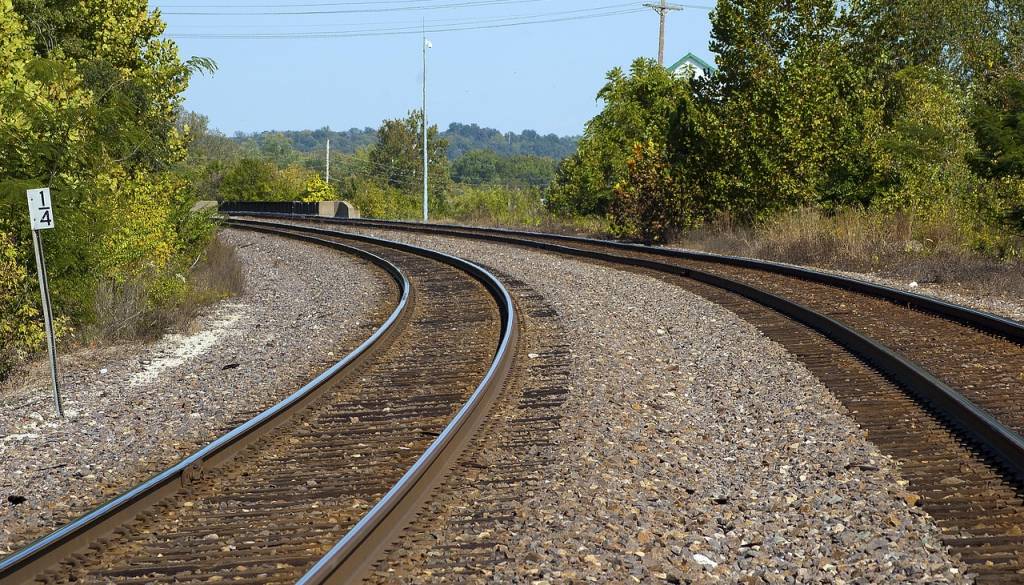 Nov incident: Neznanec sabotiral železniško omrežje z rezanjem žičnih mehanizmov