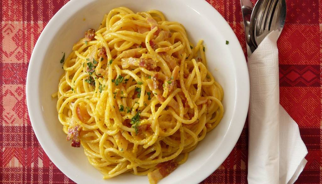 V Bruslju vre: Bratje Italije sprožili 'carbonara alarm'v Evropskem parlamentu
