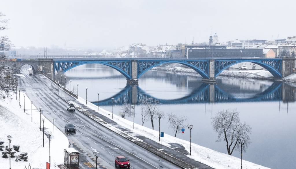 Pozor: Ponoči se dež lahko po večjem delu države prelevi v sneg. Kje ga bo največ?