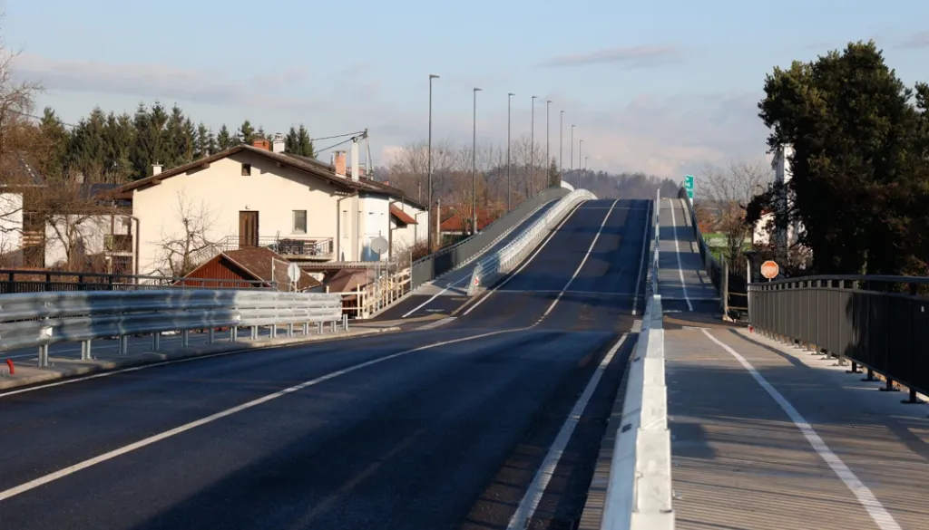 Eno leto po prenovi Ižanske ceste pešci in kolesarji še vedno opozarjajo na luže