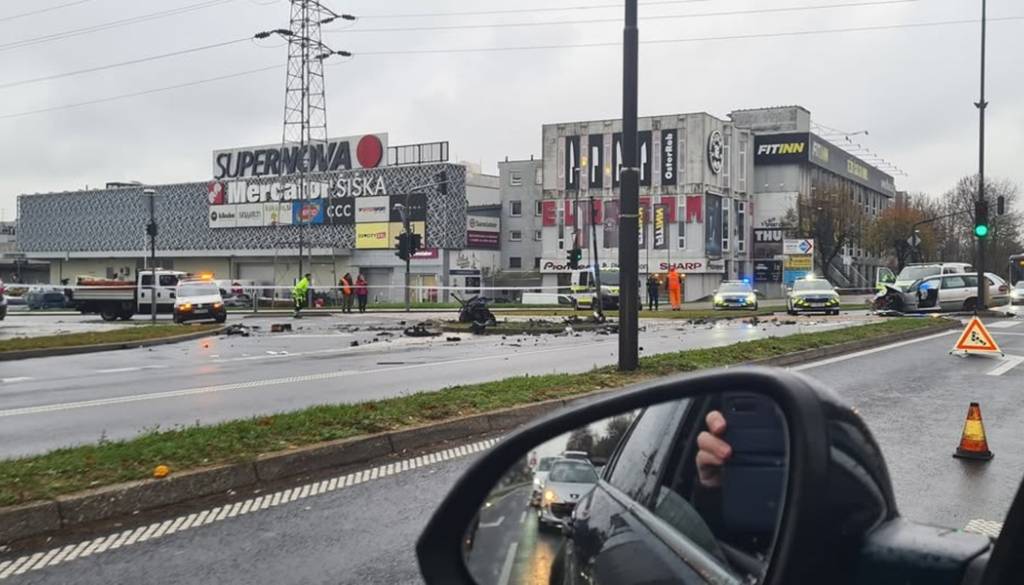 Huda nesreča na Celovški, zaprta je v obe smeri. Voznik zapeljal v rdečo, pešec huje poškodovan