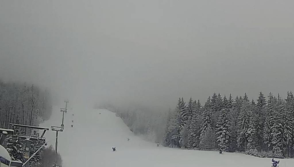 Na Pohorju se je začelo zasneževanje smučarskih prog