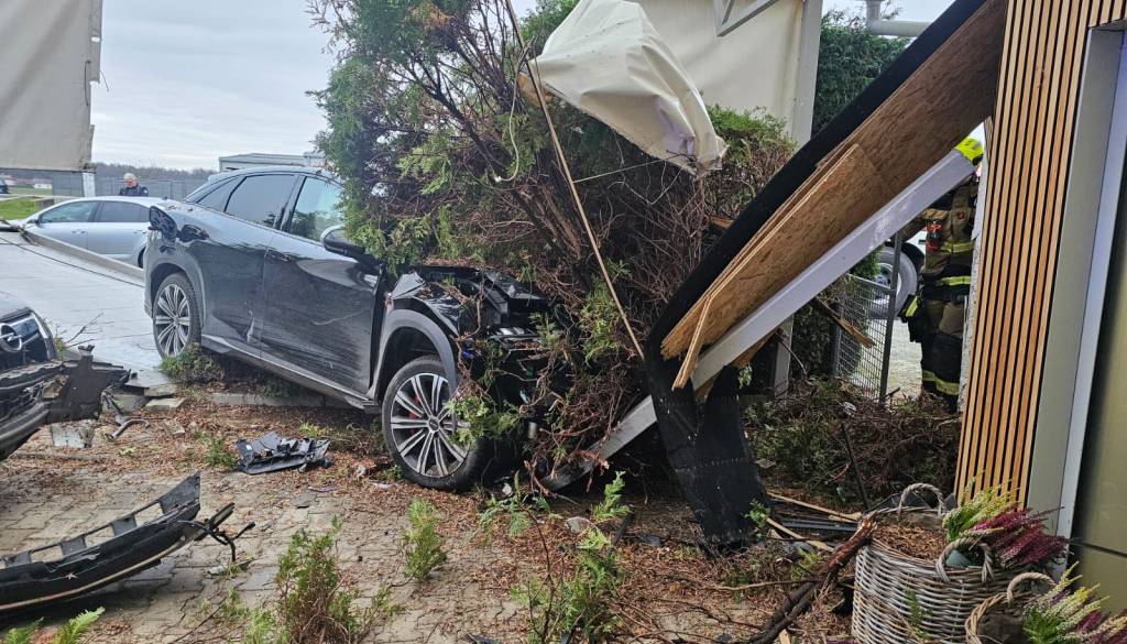 Soboški gasilci hitro posredovali: Električni avtomobil trčil v hišo in nadstrešek