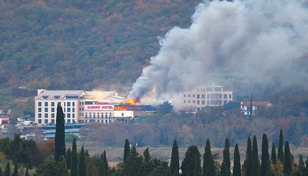 Velik požar v znamenitem hoteli, dim ogroža okoliške prebivalce