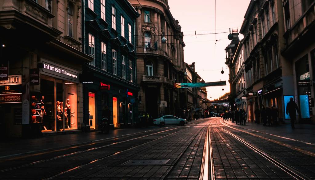 V napadu v Zagrebu huje poškodovana Slovenka 