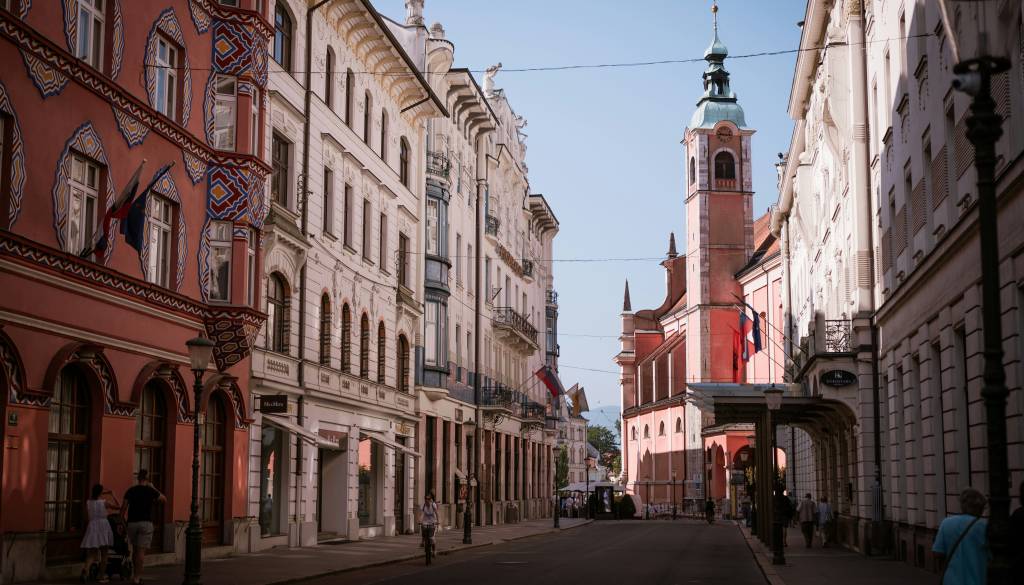 Ob 15. uri bodo iz tega razloga zvonovi zazvonili po državi