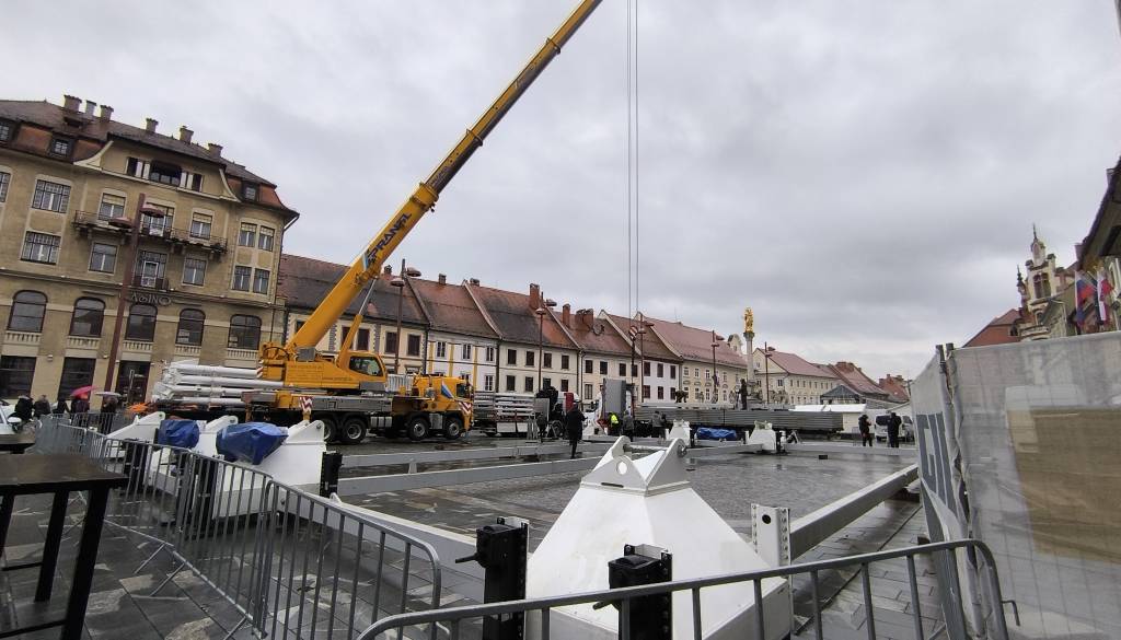 FOTO in VIDEO: Na Glavnem trgu začeli s postavljanjem velikega panoramskega kolesa