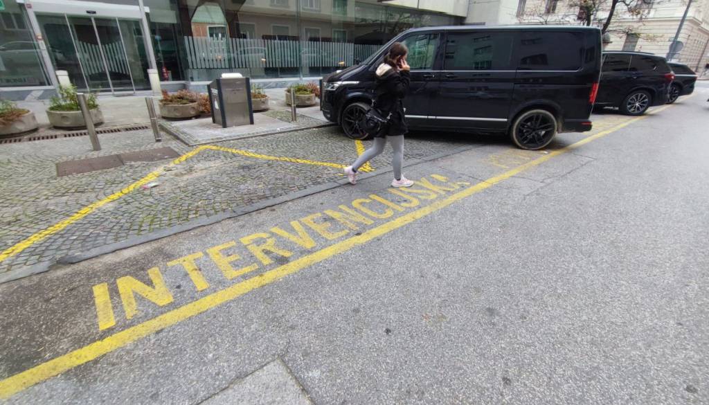 FOTO: Nepravilno parkiranje na Cigaletovi še vedno redna praksa – bralci opozarjajo, da je intervencijska površina vesa čas zasedena