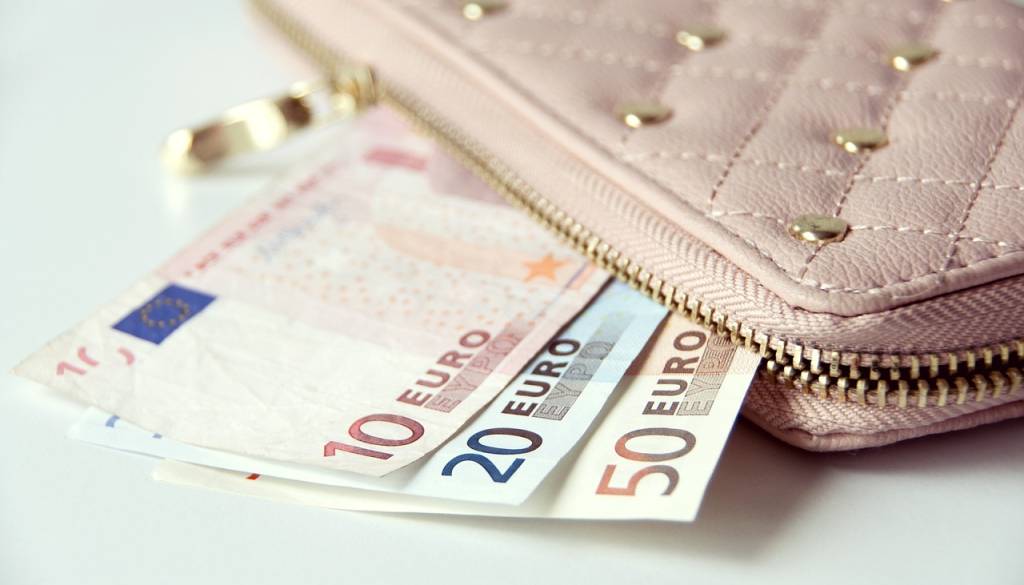 DZ potrdil zgodovinsko odločitev: Plačevanje z gotovino zaščiteno v ustavi