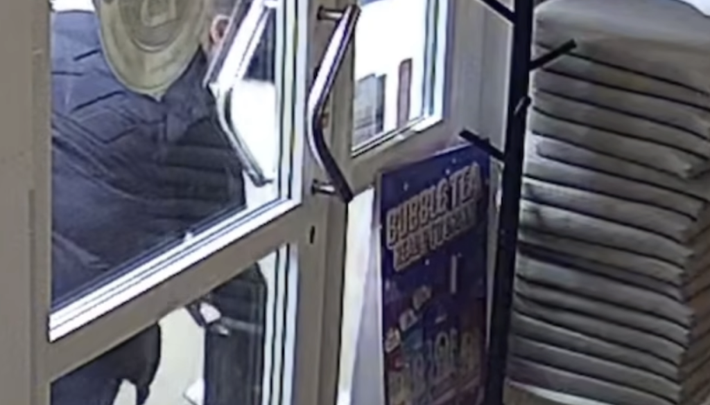 VIDEO: Lokal objavil posnetek moškega, ki naj bi ukradel zvočnik