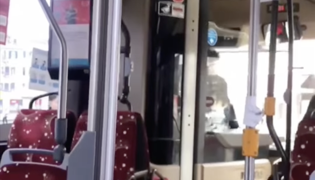 VIDEO: Slovence šokiral nov avtobusni incident, moški z udarcem razbil šipo
