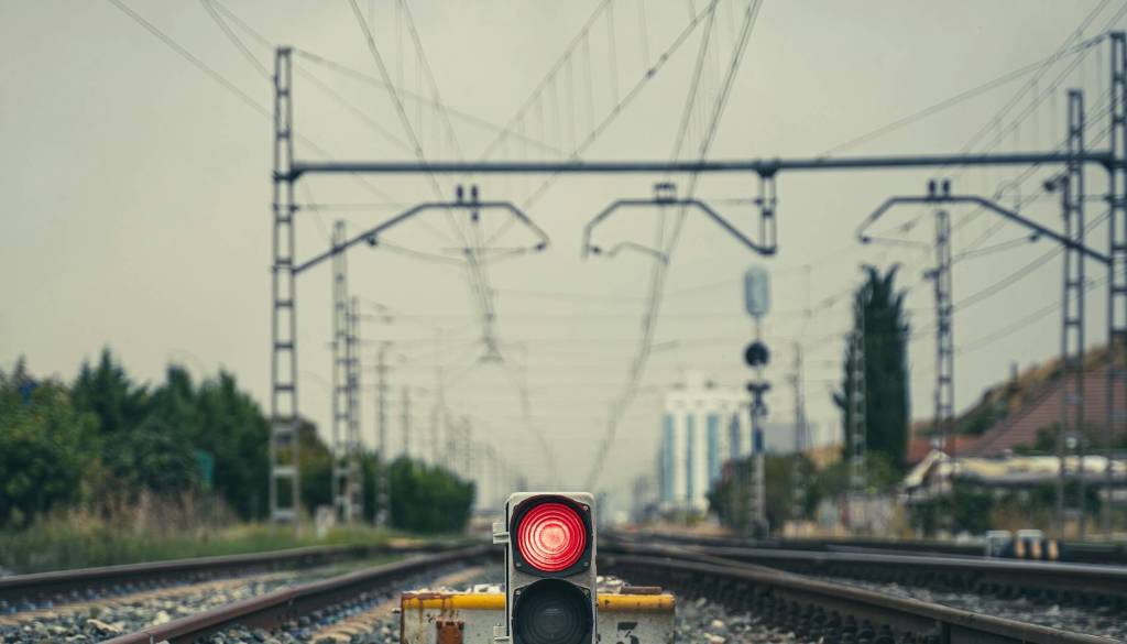 Nov incident na železniškem omrežju: Trije osumljenci prerezali vodnike prometne signalizacije