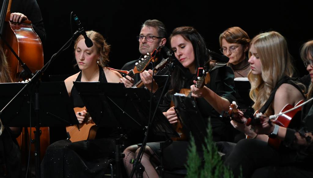 FOTO in VIDEO: Pomurski tamburaški orkester, Maja Keuc in The Margins napolnili Gledališče Park