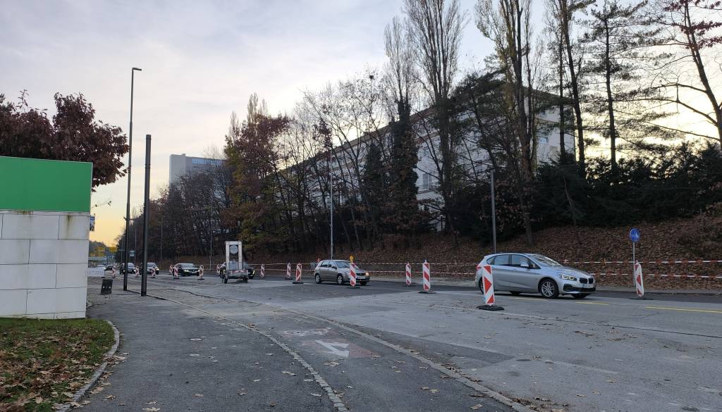 Dela na Titovi cesti se bližajo koncu, kdaj bo vzpostavljen semaforiziran prehod za pešce?