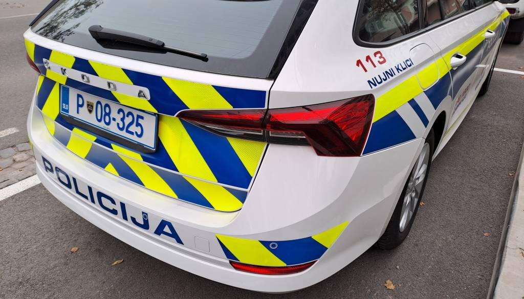 Napad na uradno osebo, vlomili v dve stanovanjski hiši