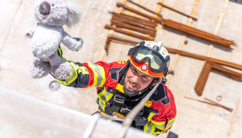 Ganljivo: Gasilci UKC Ljubljana ustvarili knjigo za otroke, a potrebujejo našo pomoč