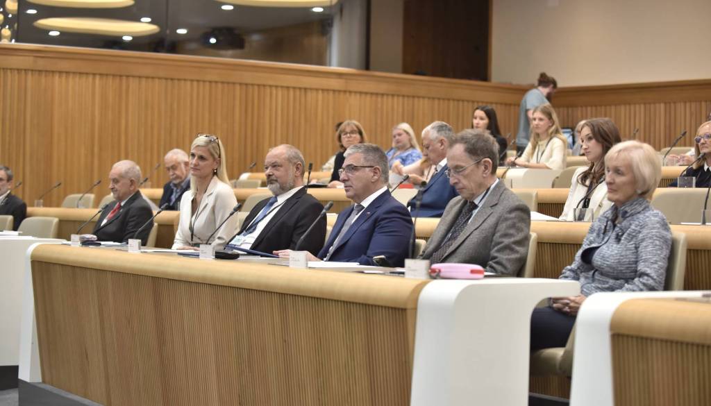 FOTO in VIDEO: Demografski izzivi Slovenije: Ali smo res na poti k izumrtju naroda?