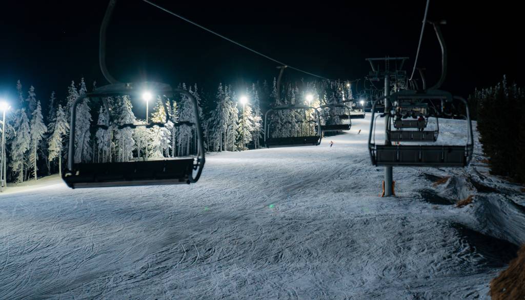 Na smučišču na Pohorju z brezplačno nočno smuko začetek sezone