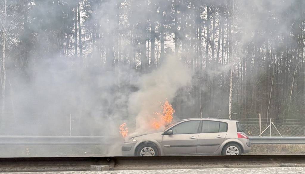 Na pomurski avtocesti zagorel avtomobil, promet oviran