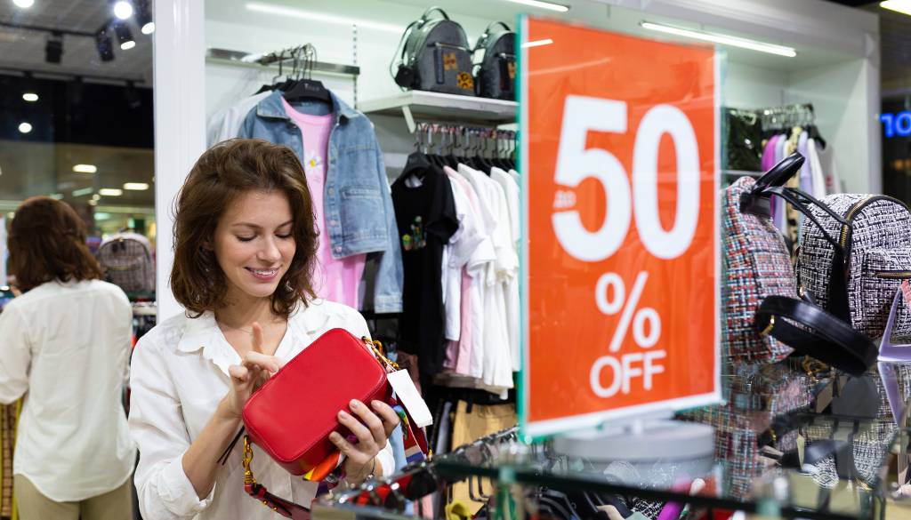 Črni petek: veliki popusti, velike pasti in kako ostati previden